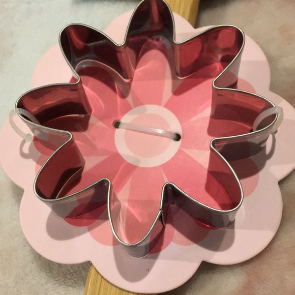 Spring Showers Floral Rainboots Spatula and Flower Cookie Cutter Set NWT - Picture 6 of 16